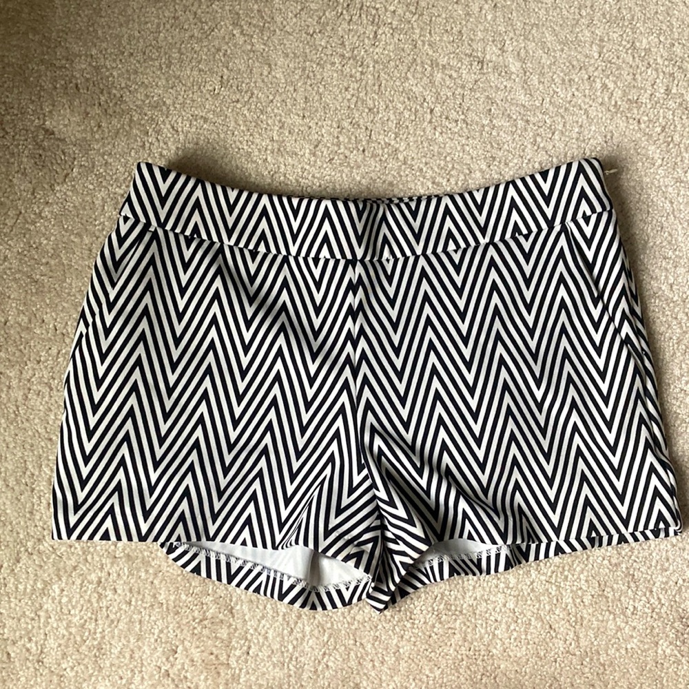 Express Black and White Chevron Shorts - Size 2